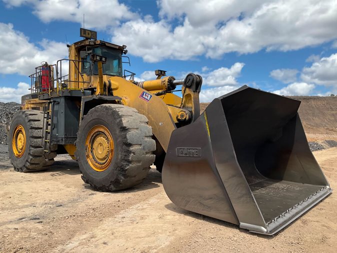 Yellow 2001 Komatsu WA800-3 Loader (Wheeled) via auction.